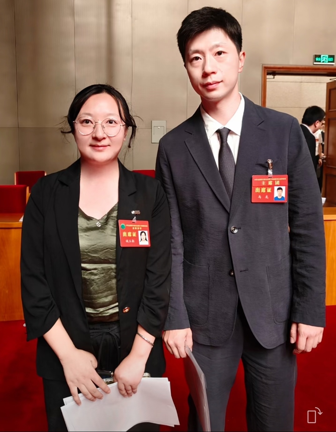 湖笔世家第四代传承人姚玉粼和马龙合影 ​​​
