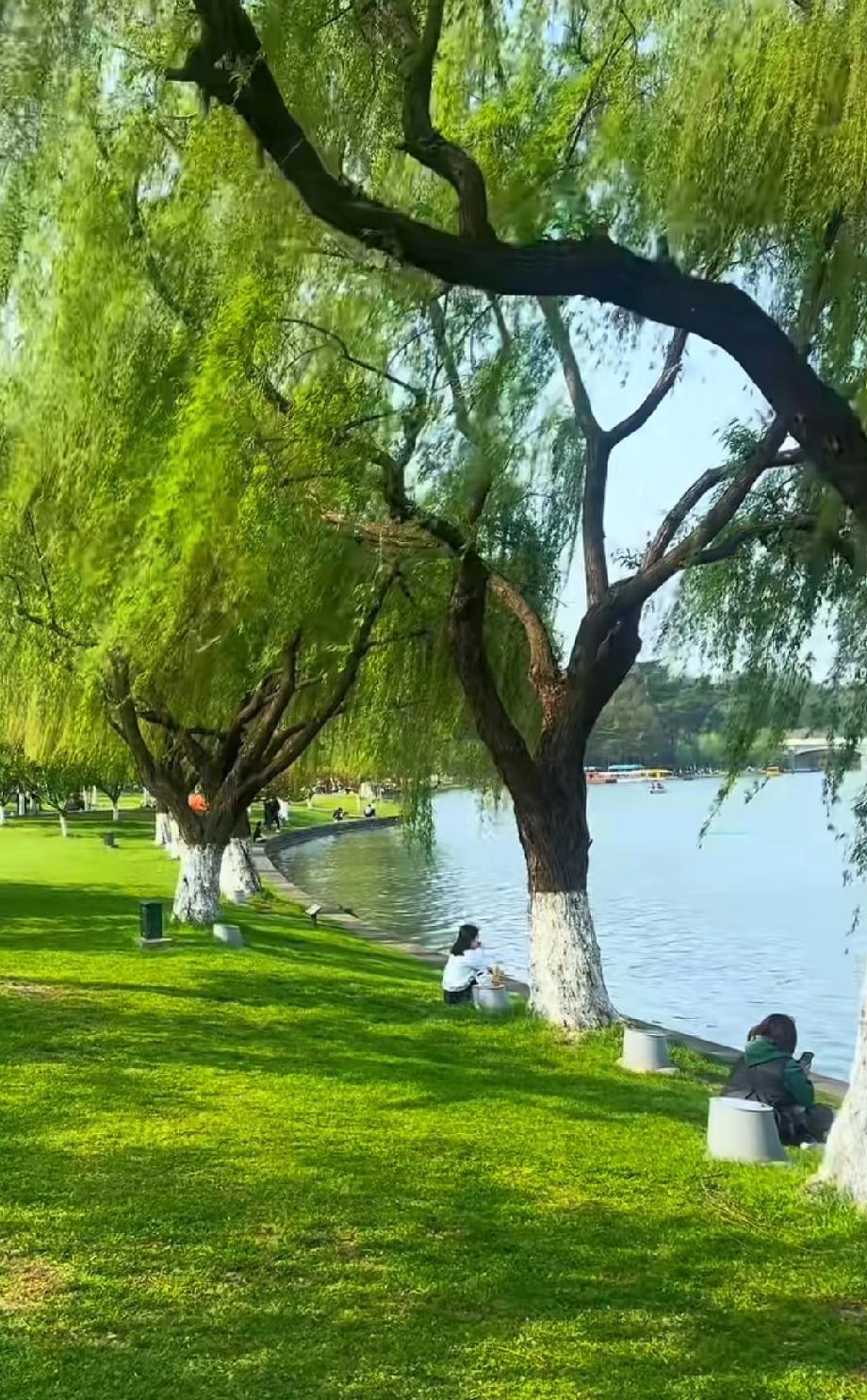 五一咋过？我觉得有两种极端玩法。想刺激的就去热门景点人挤人。像长沙五一广场，那是