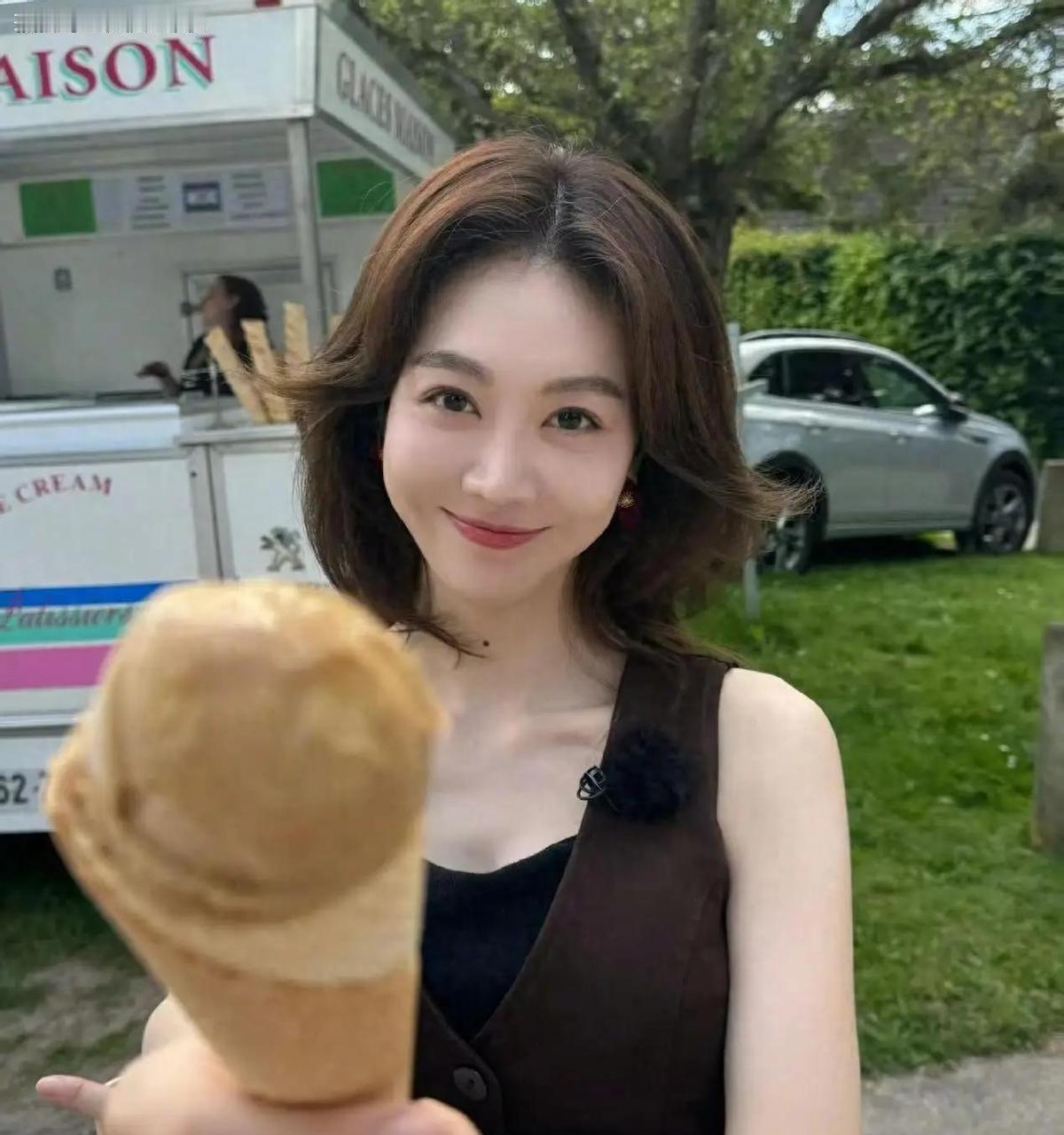 姜妍在北京夏天穿了条牛仔短裤进男友家门，准婆婆立刻拉下脸说这不正经。
但她在这之