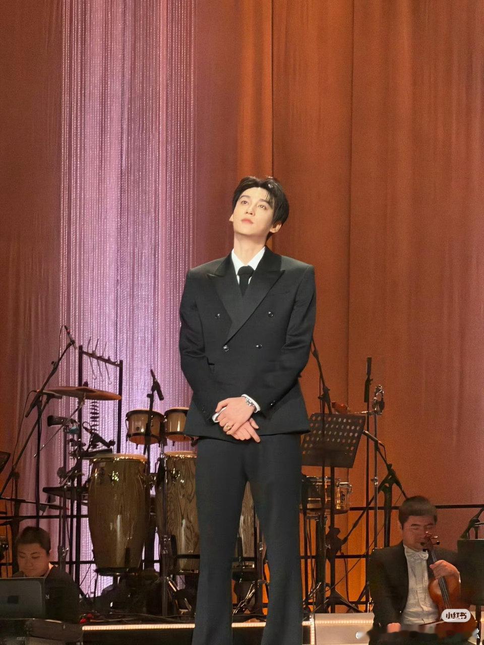 田栩宁直播在外面玩没戴耳机没法审判口条，但是身段已经审判了👇没有死角。 