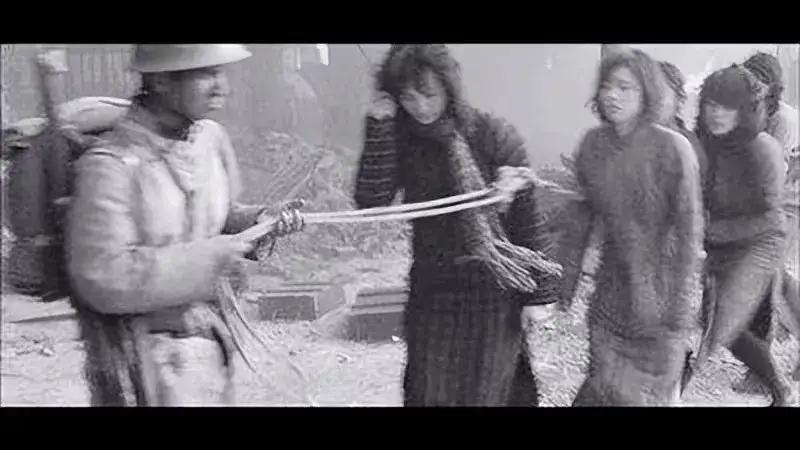 1941年，山西美女候冬娥被日军抓走，遭到50多个日军轮番侵犯。回村后，村民朝她