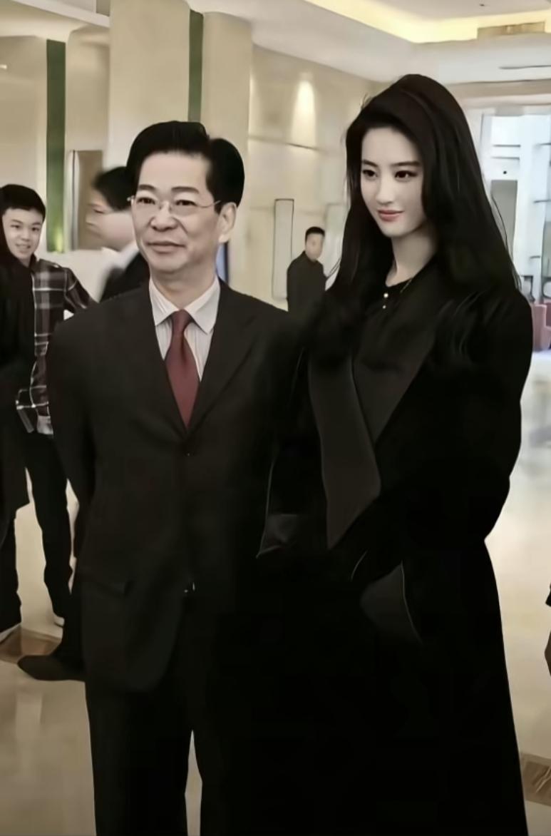 刘亦菲边上的这个男人是谁呀？有人认识吗？长得其貌不扬，是资本吗？