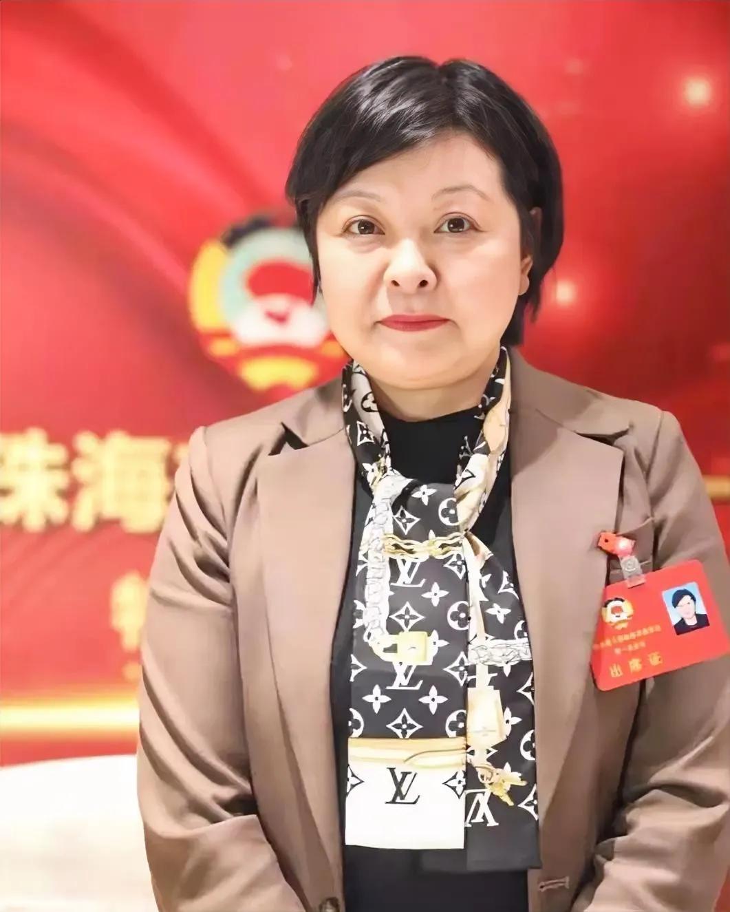 李桃艳的丝巾价格其实不算多，同款为2000元左右。她在担任珠海市场局长之前就是正