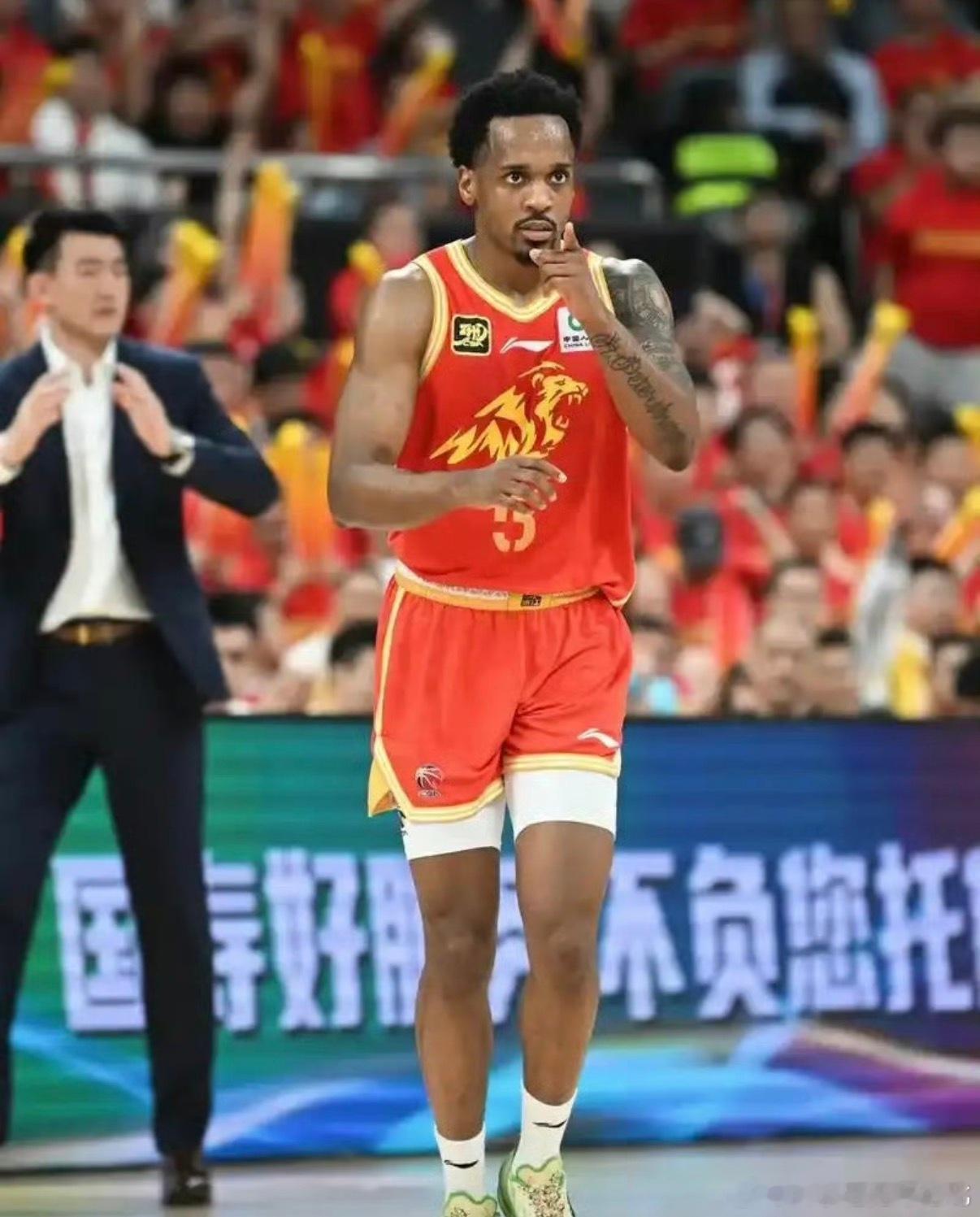 广厦男篮vs深圳男篮不是，这个巴里布朗没人能整的了啊 