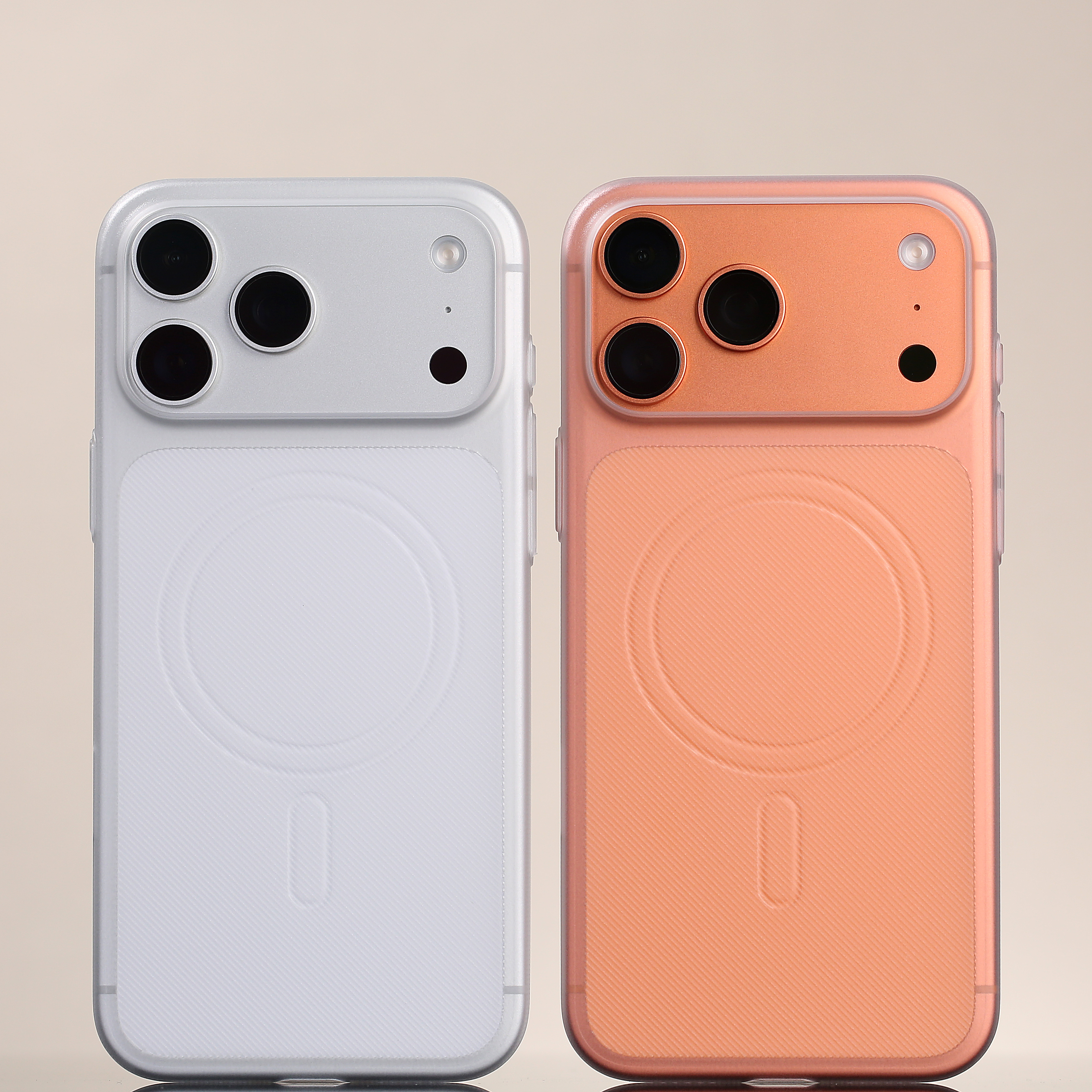 iPhone17ProMax 的超薄 PC 斜隐，只有14克重，这个轻薄是感觉，