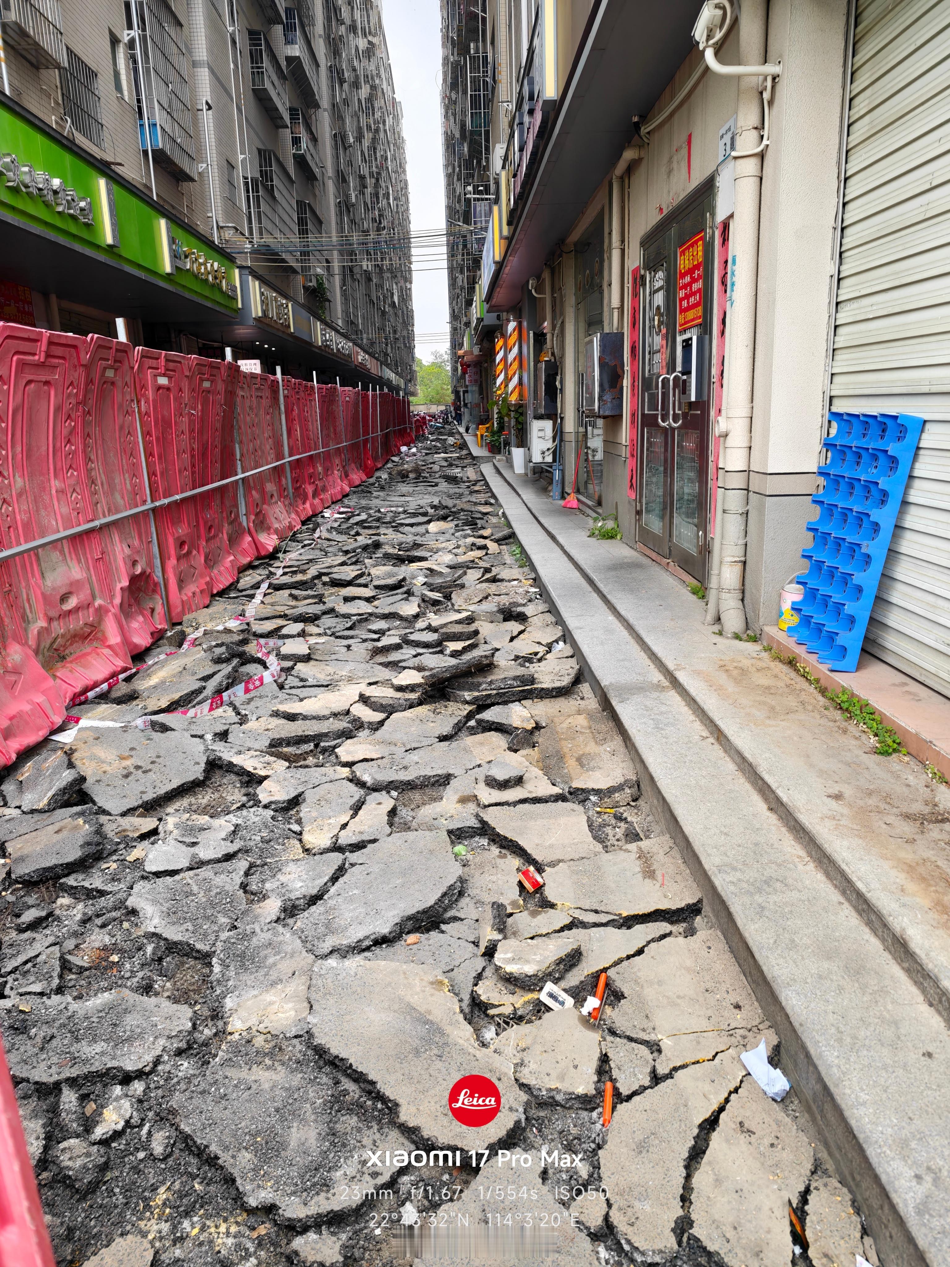 网友投稿:没想到现在深圳还有横行霸道的黑物业，坐标龙华观澜田背一村六区，村里面所