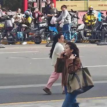 偶遇章若楠就懂了￼，明星的淡颜在现实中的冲击力有多大 