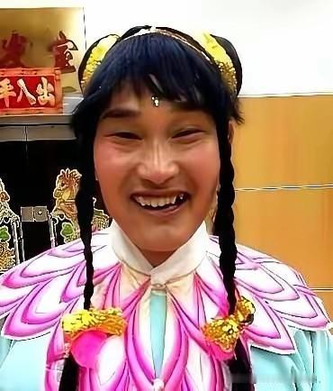 大衣哥朱之文算不算劣迹艺人？有何劣迹？他没按时交税？他有伤风化？他有绯闻？他不爱