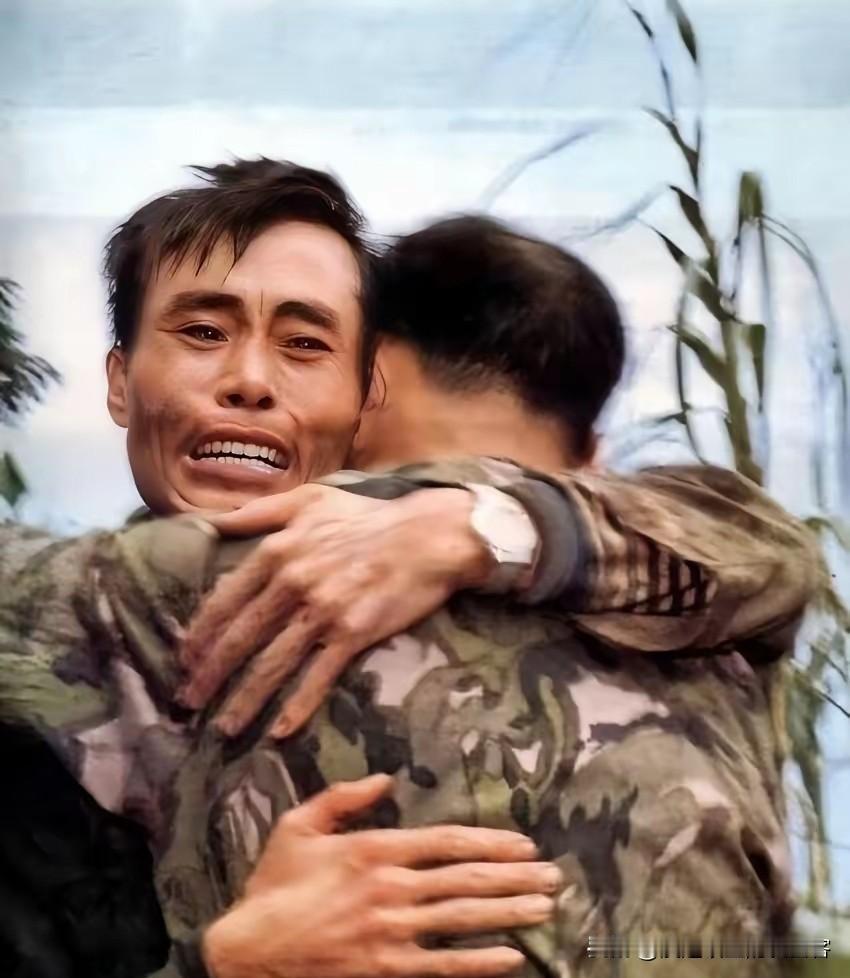老山前线的无声胜利：连长抱战友痛哭，这泪水里藏着最烈的忠诚
 
1985年，老山