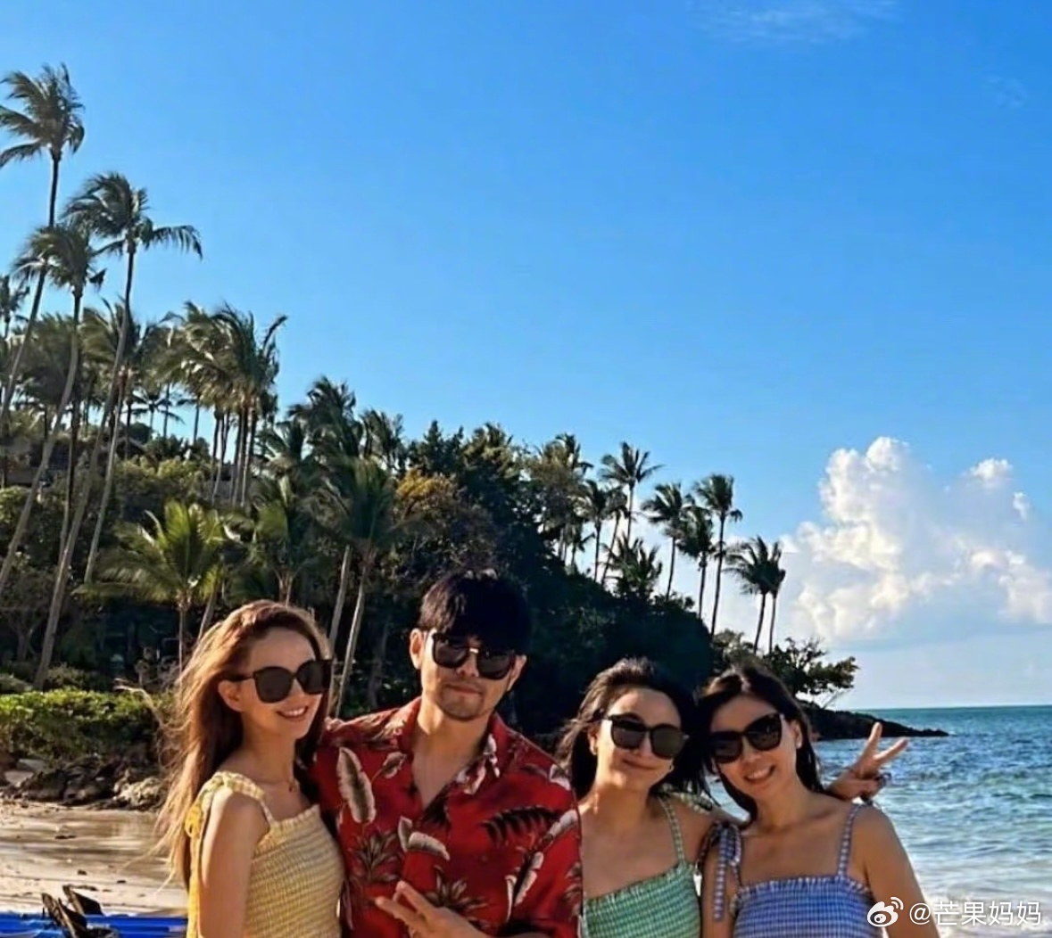 周杰伦ins发昆凌周杰伦和昆凌两人以上的合照，必定是周董搂着老婆，明晃晃的爱意