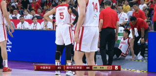 细节看师徒情！赵继伟受伤离场，郭士强第一时间放弃指挥比赛，来到场边关切，赵继伟对
