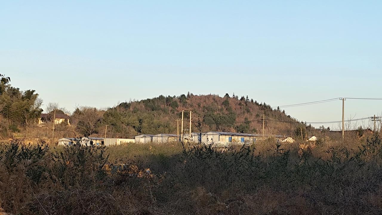 昨日去安徽矾山的文旅项目，工程已近尾声。一位在现场做劳务的朋友对我说：“下一个养