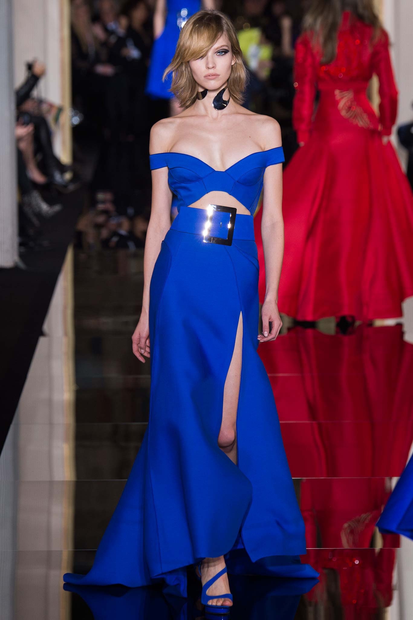 安妮·海瑟薇昨天在演员工会奖红毯穿了Versace 2015春夏高定，来一起回顾