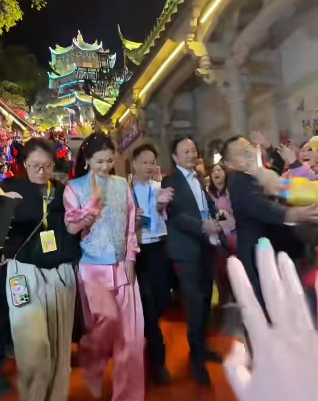 5月8日晚，刘涛现身福建莆田妈祖庆典，手捧手套为妈祖守夜庆生！
一年一度的妈祖诞