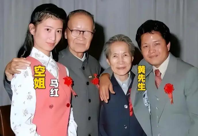 1982年台湾驾机回归的飞行员黄植诚跟空姐马红办婚礼时的合照，马红1990年找理