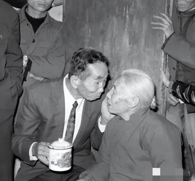 1983年，台湾老兵柳卓寿以旅游为借口，从台湾前往美国、日本等国，最终回到了他出