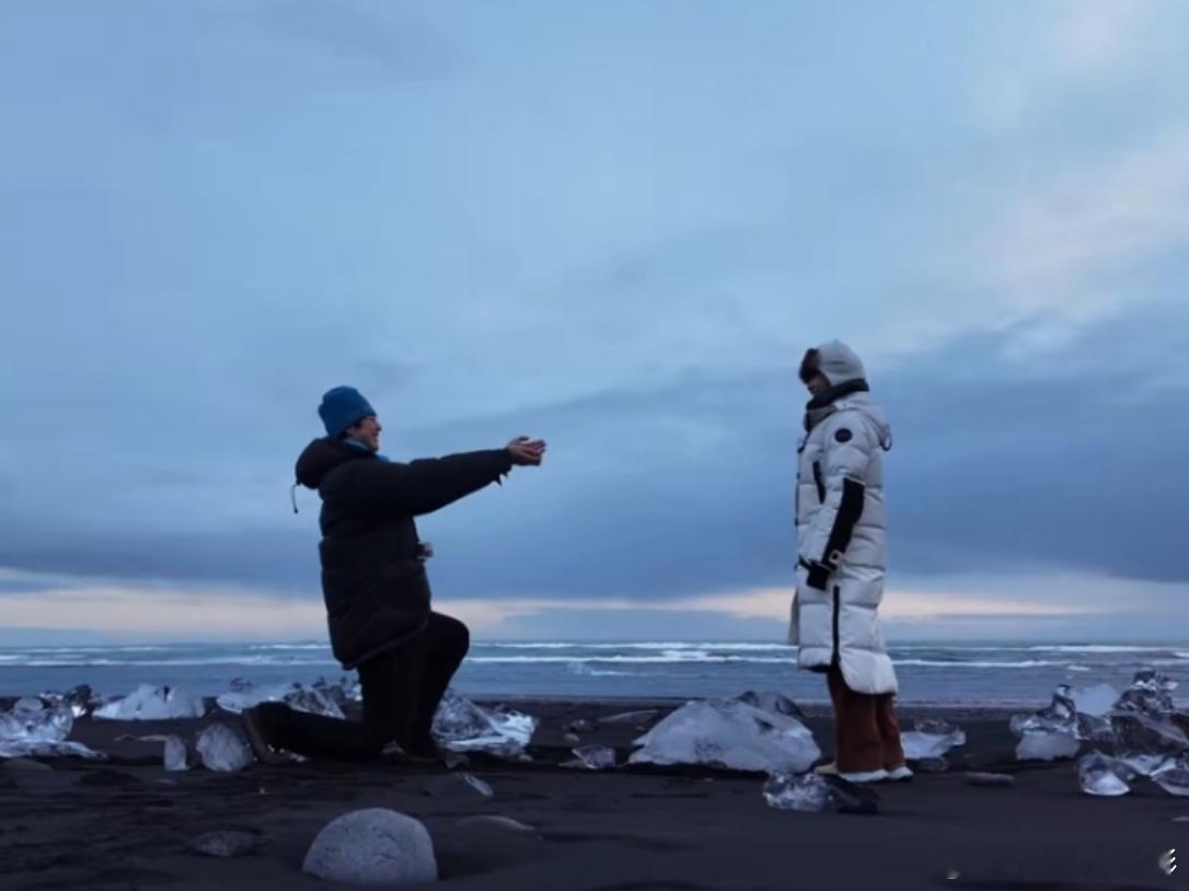 孙丞潇向金莎求婚成功啦！两个人发布求婚视频时的头像也刚好都是红衣，喜庆应景🎉孙