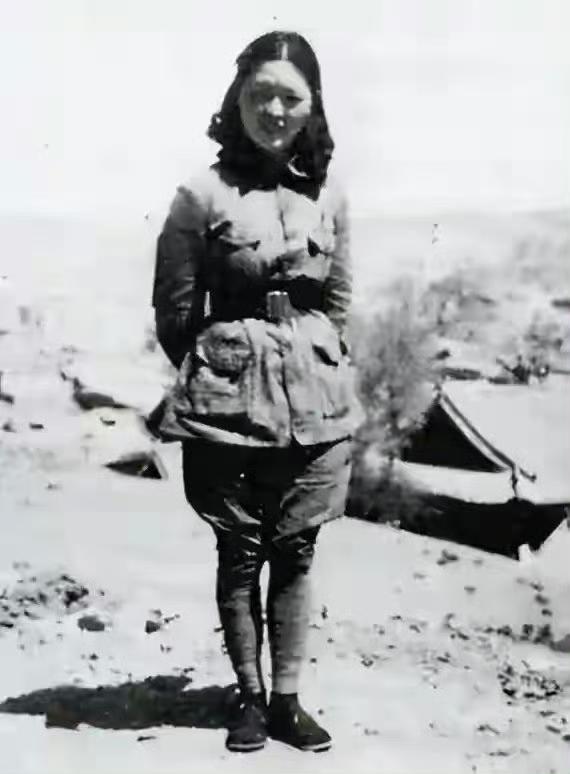 照片拍摄于1937年春，吴莉莉在延安的留影，她是毛主席的专职英文翻译，外事接待，