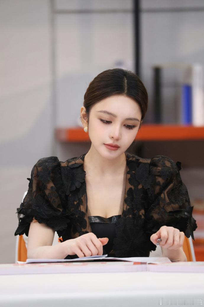 周扬青厂综录成恋综 周扬青的共情力太顶了！留意到黄渝湘送花的闪光点，还真心为对方