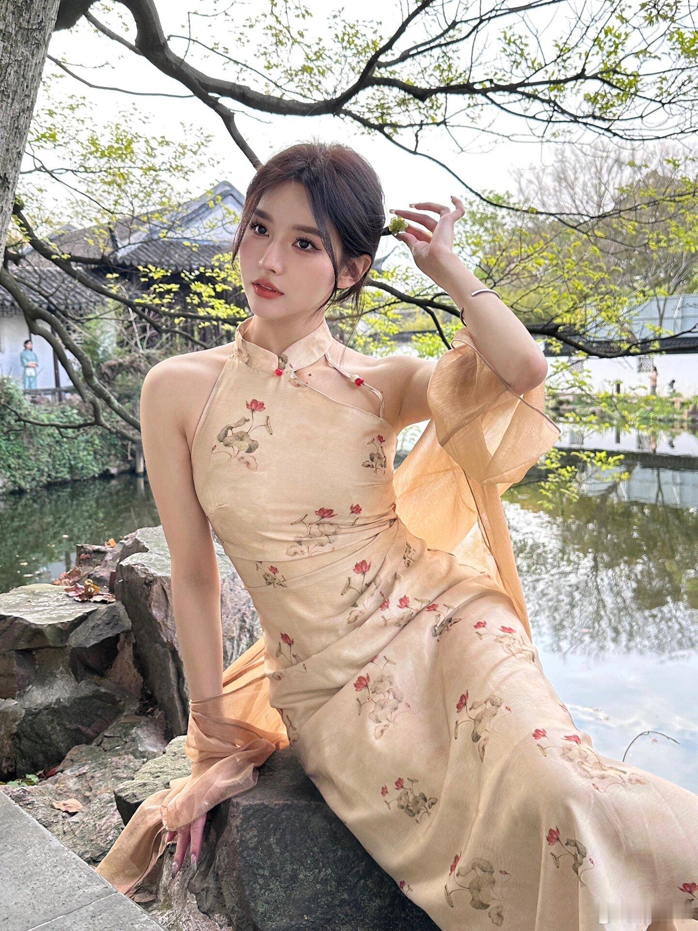 与谁同坐，明月清风我#旗袍##颜值# ​​​