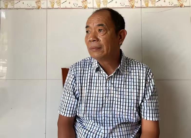 广东一男子卖猪肉45年，不仅买不起楼，还家徒四壁，更令人意外的是他外面还养着10