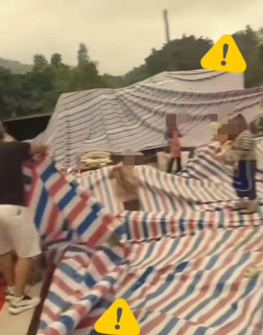 出了事。谁都没想到。好好一场升学宴，人是在东家没的，这个责任躲不掉也推不脱。
家
