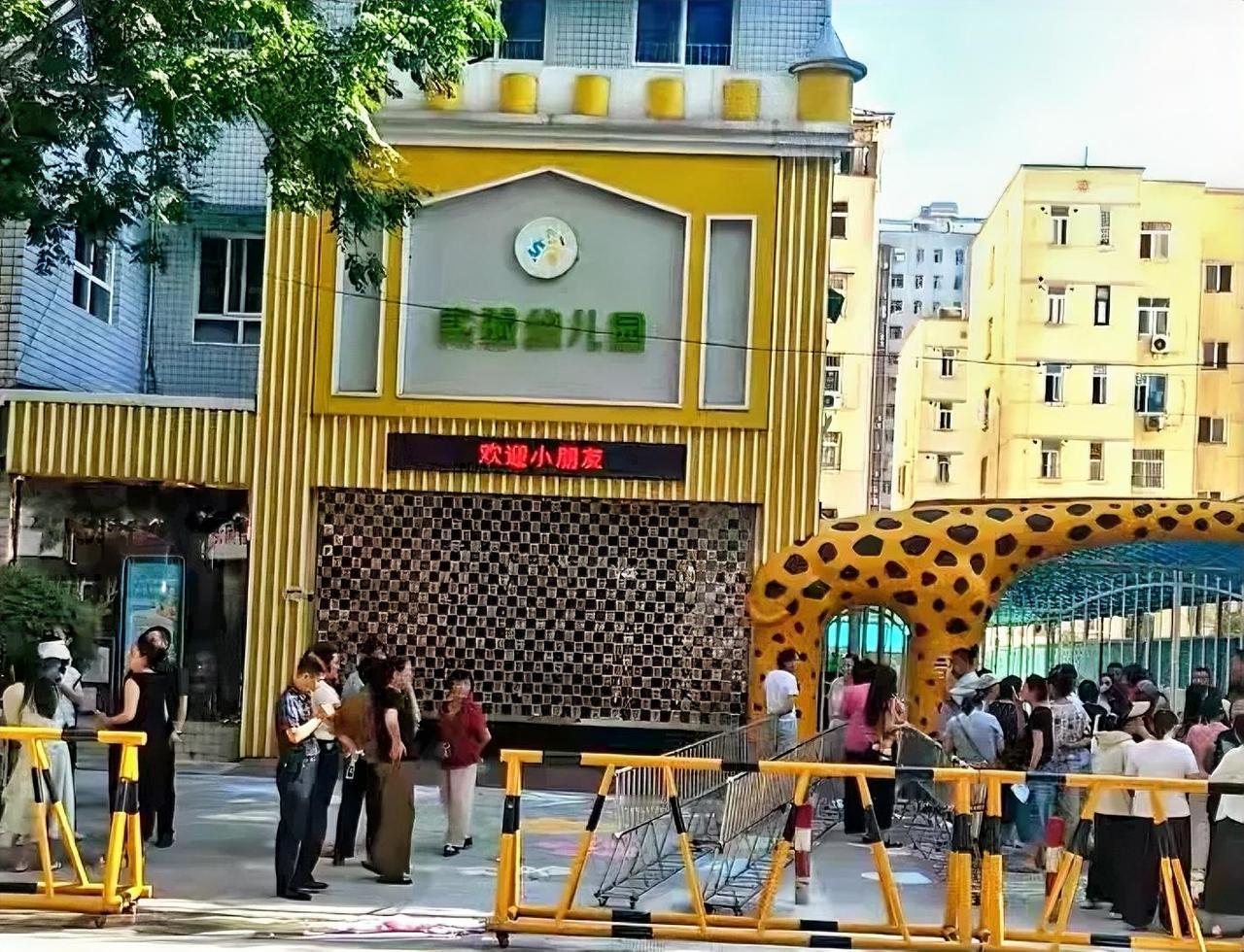 搞笑！幼儿园上午开学，下午直接停办！

9月1日开学第一天，陕西宝鸡一众家长，认