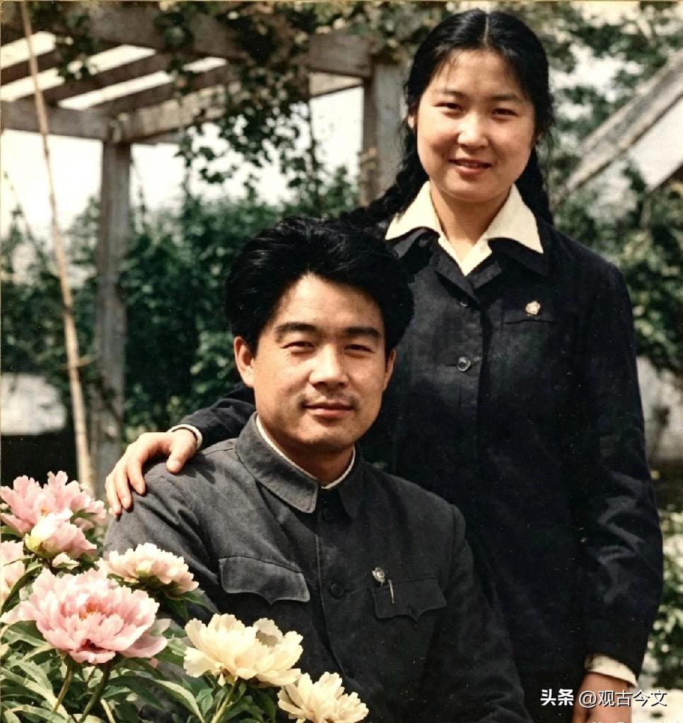 毛主席的女儿李敏与丈夫孔令华的罕见留影，照片中孔令华端坐，李敏站在身后，手轻搭丈