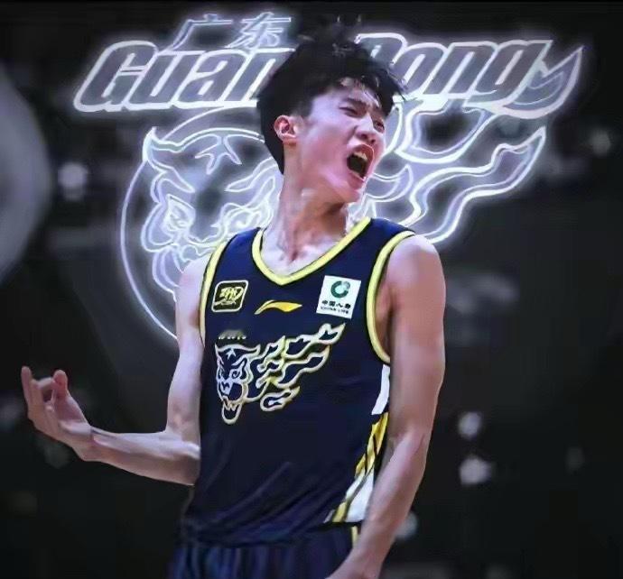 夏振峰注册广东后转会广州龙狮 夏振峰在广东宏远完成一线队注册后，随即启动转会程序