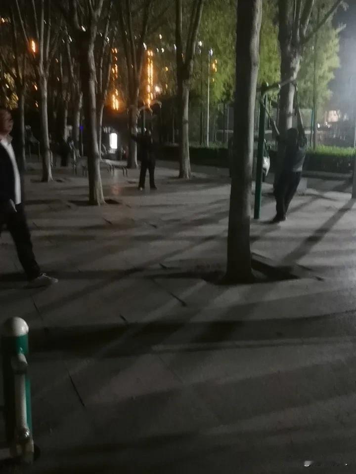 记得巴黎奥运会的时候是在这个健身器材地通过手机得知王楚钦不敌莫雷加德止步32强的