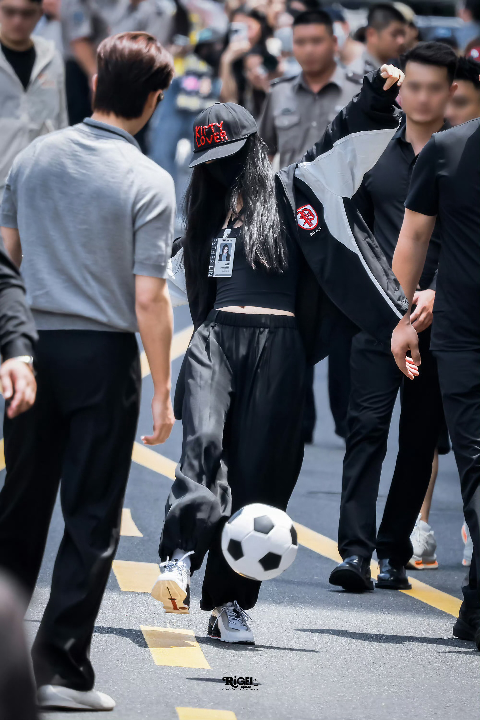 虞书欣 长生骨上班路透今天是cosplay林晚星的一天~记得来看《灿如繁星》✨?
