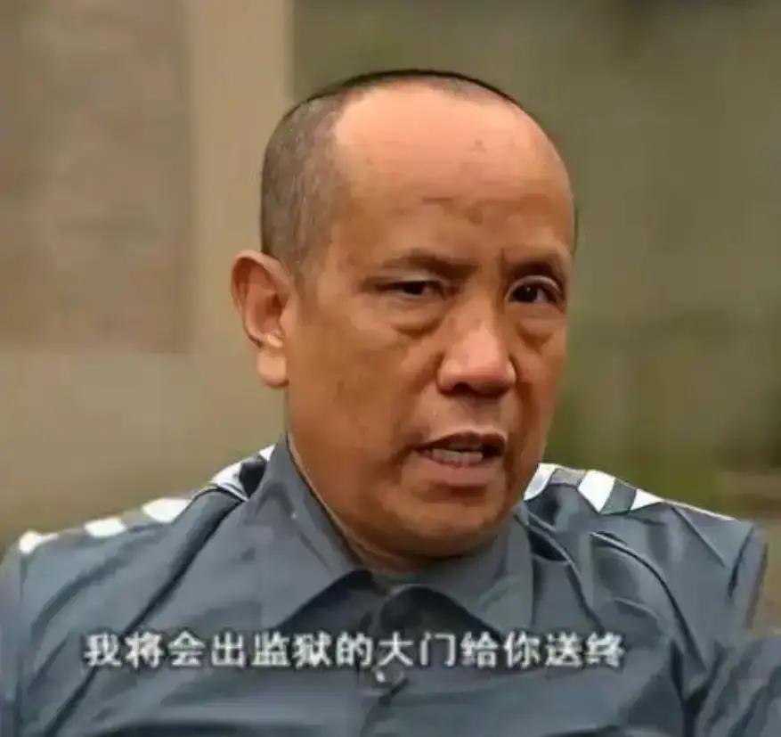 1988年，罪犯王金全趁狱警转身的空隙，一头钻进监区厕所的大便槽。从粪便槽内一寸