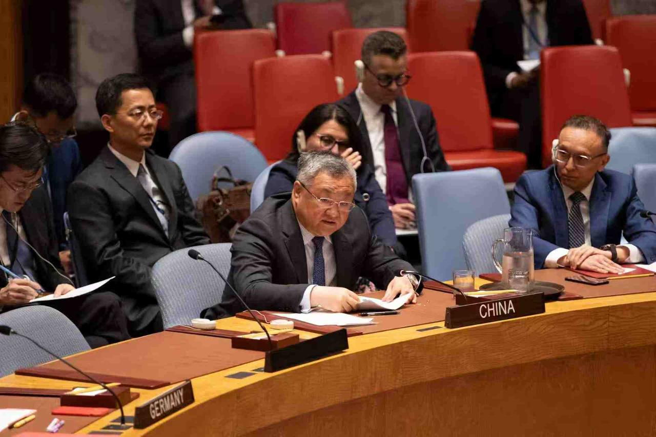 普通人上班卖菜，国家有令就行动，可疑人影谁在盯？
2025年12月，网上流传一段