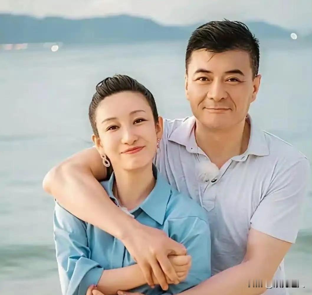 秦海璐一家三口逛街被拍，10岁儿子居然比爸爸肩头还高！
 
一直以为王新军是那种