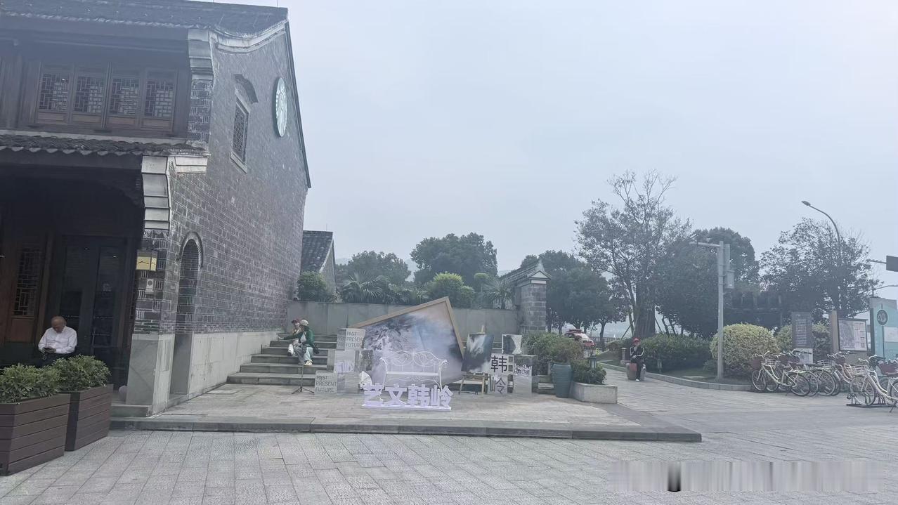 总体来说，在节假日的时候，宁波的慈城古镇、南塘老街、鼓楼、城隍庙、韩岭老街，这五