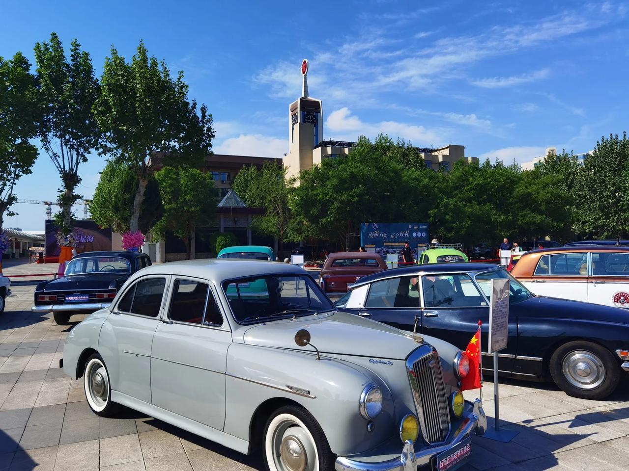 五一去石光站台，发现这里停了好多老爷车，原来这里正在举办石家庄老爷车展，吸引不少