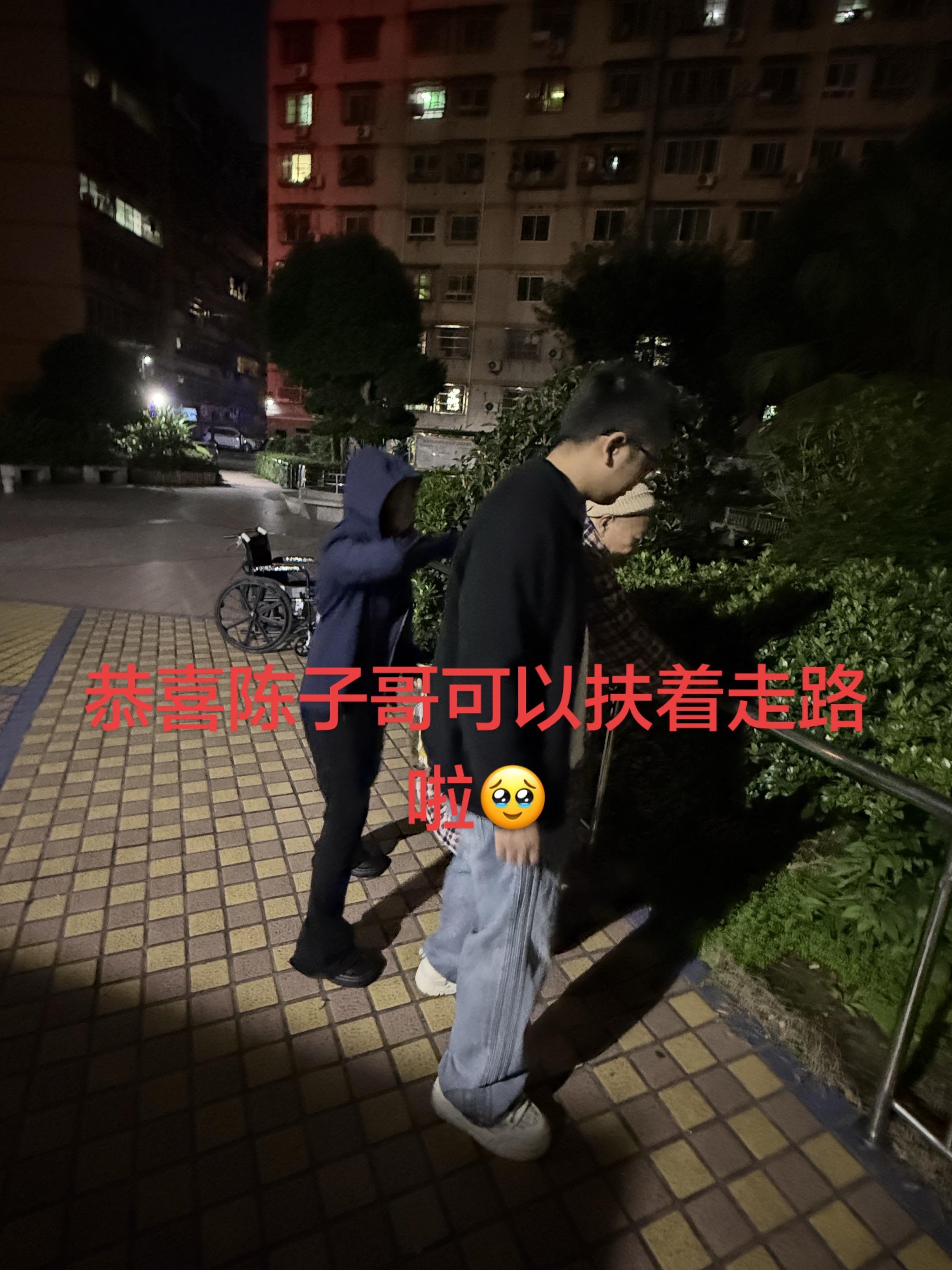 恭喜陈子可以扶着走路啦😛😛