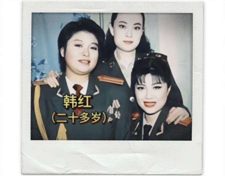 韩红年轻时与好友们的留影，那时候的她非常漂亮，如今她热衷公益事业。