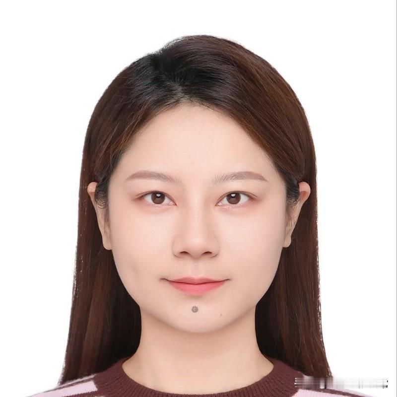 很好奇脸上长痣的女人！

1.长在鼻梁上的痣，说明是一个女强人。一辈子既会花钱，