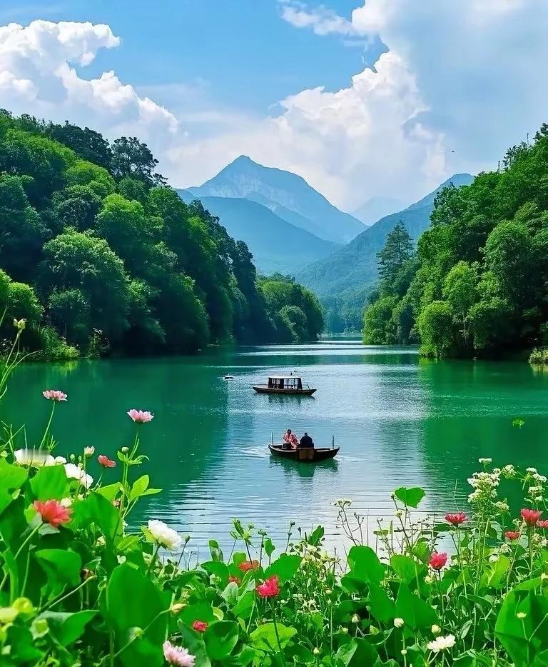 上联:   青山两岸一条河
下联:   碧水摇来几叶舟