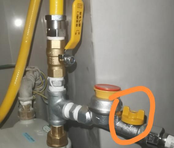 邻居老张昨晚给我打电话，声音都在抖：“兄弟，我家厨房差点炸了！
灶台下面的软管被