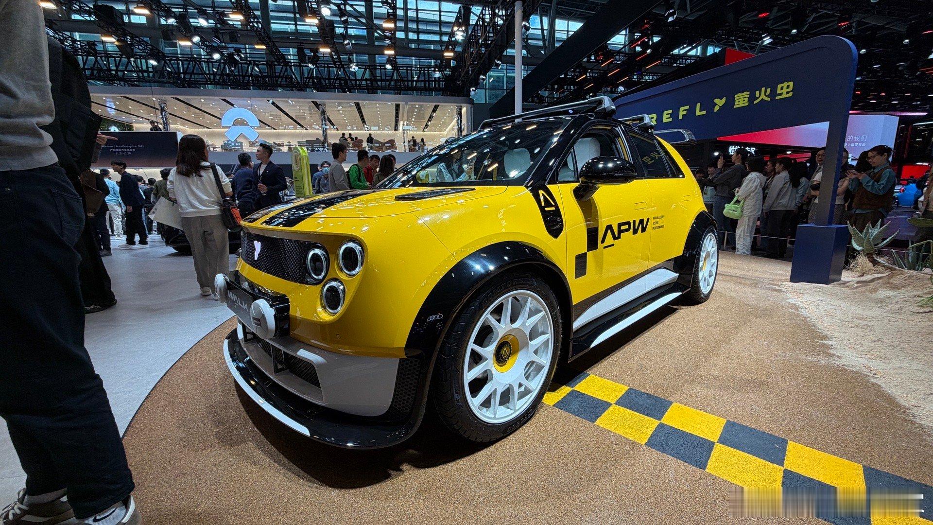 在蔚来展台逛一圈，车没怎么看，光看人了。据说有位钟汉良老师在车里拍摄，随队摄影和