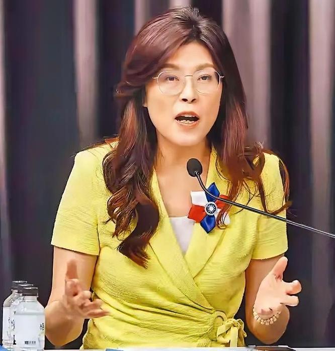 10月25号，台湾光复纪念日。
这不仅是郑丽文的一个机会，
这更是给了国民党一个