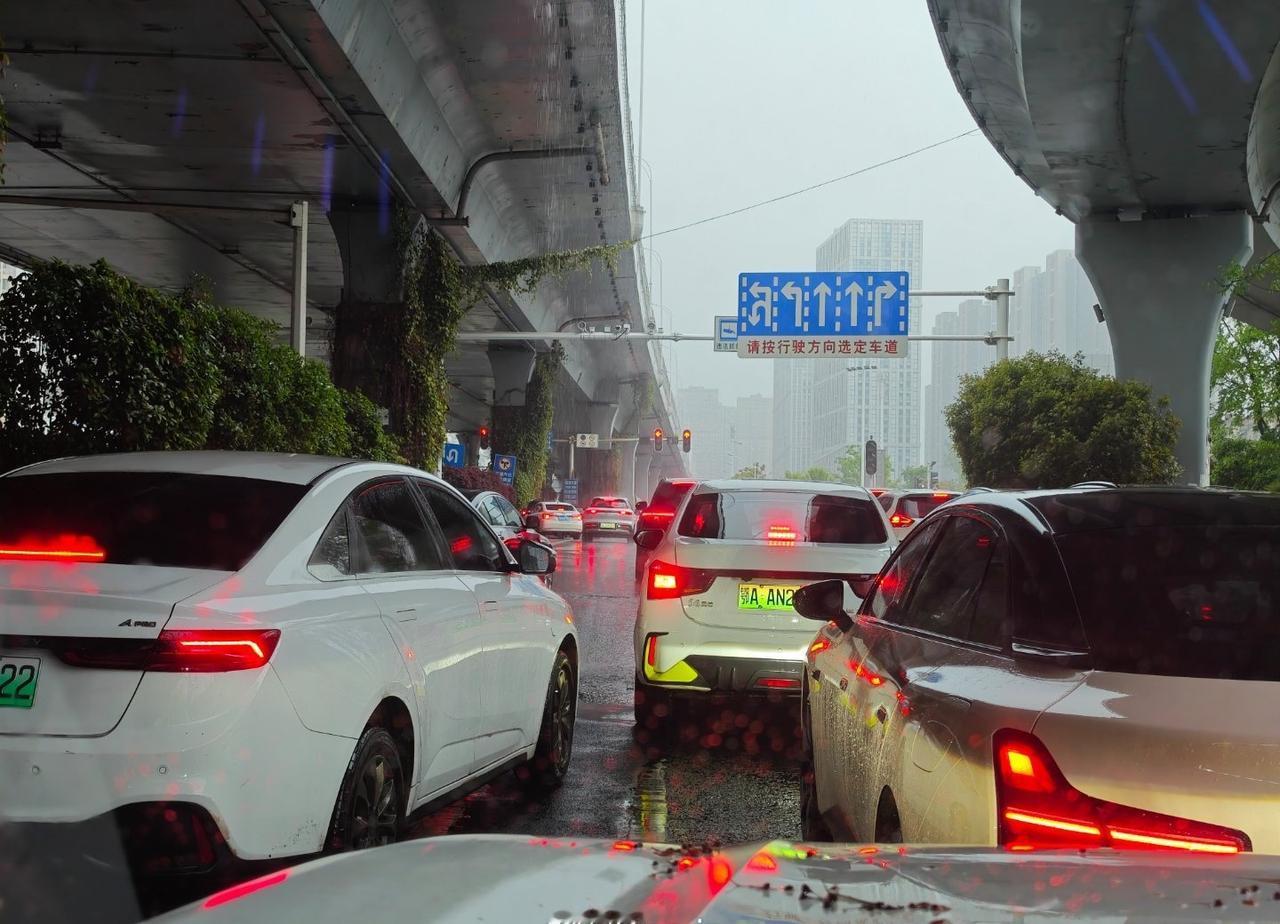 前面这个车被疯狂加塞，全都跑到左转车道等着直行路加塞，后面的左转车路灯了被堵住走