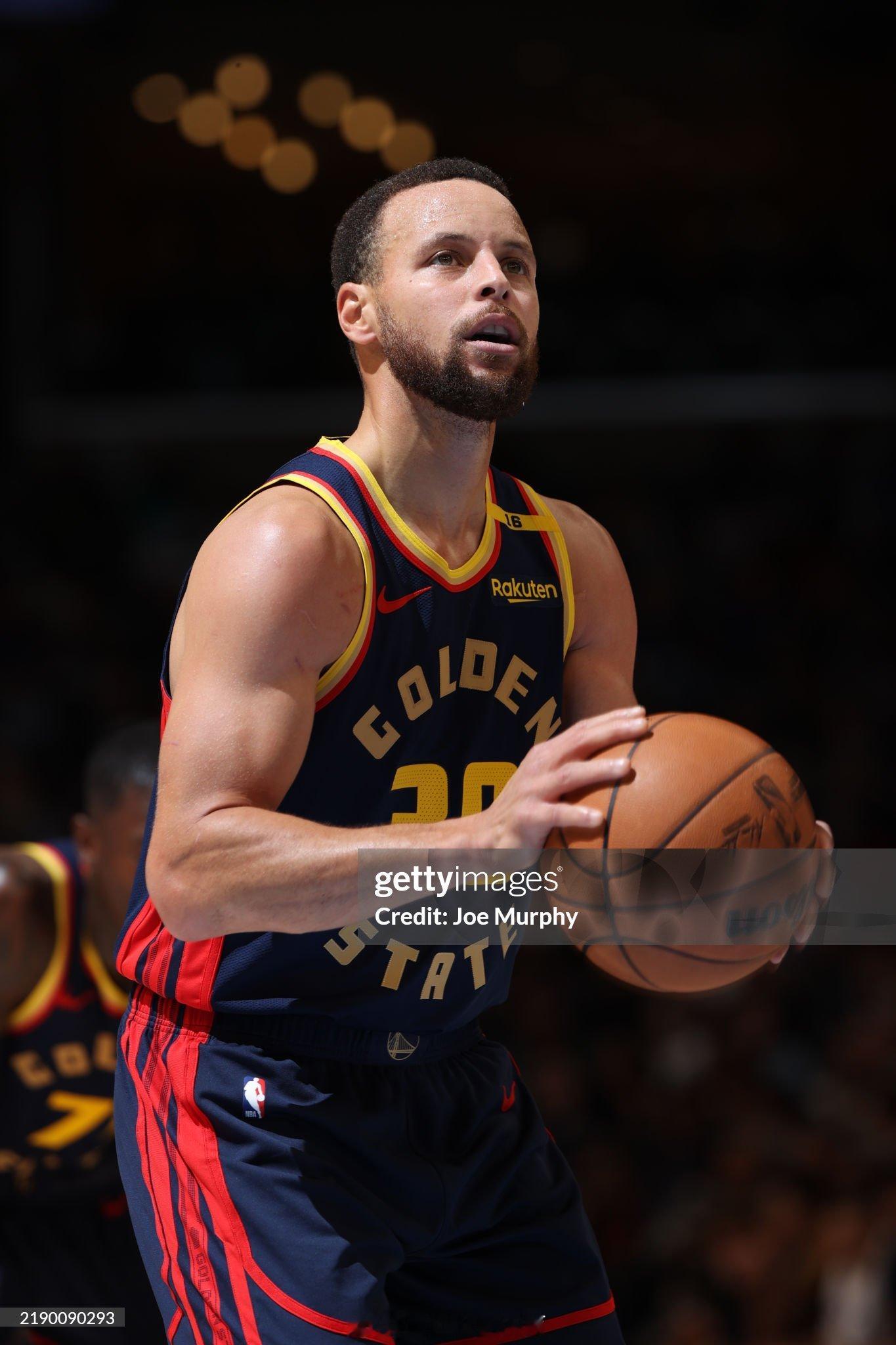 本场比赛，库里状态糟糕，他被灰熊三节打卡，仅出战24分钟，7中0，仅得2分3板1