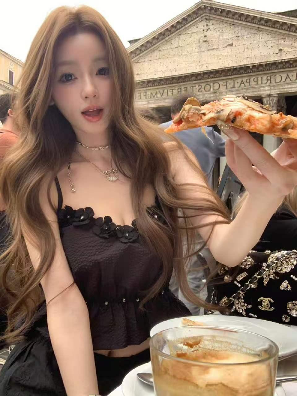 王思聪带懒懒环球旅行来到意大利，享受俩人慵懒的罗马假日时光。罗马现在的气温在十度