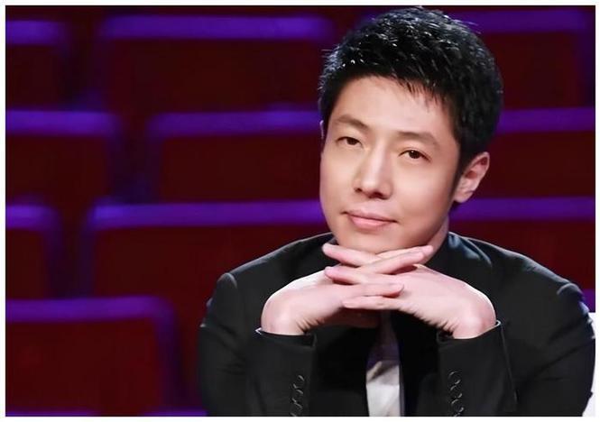 撒贝宁在马年春晚的自黑太有梗了！看完蔡明的机器人小品后，他顺势接住身高话题调侃，