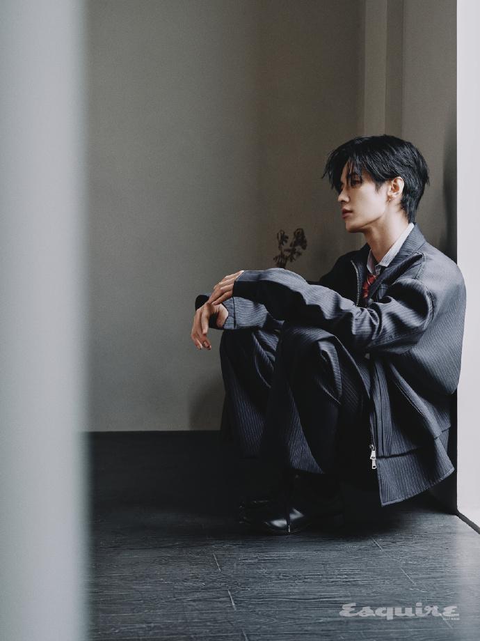 何与成功解锁越南版《时尚先生》三月开季封面，迎来海外男刊首秀，气场全开✨复古撞色