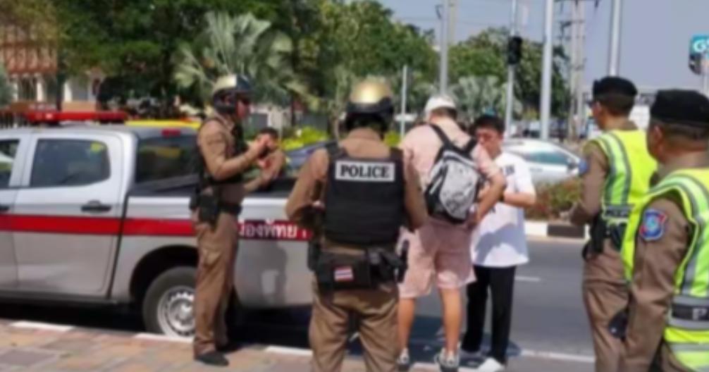 泰国街头，一辆私家车停得蹊跷，路人拍窗催挪车，却见男子下半身光着，安全套还在，女