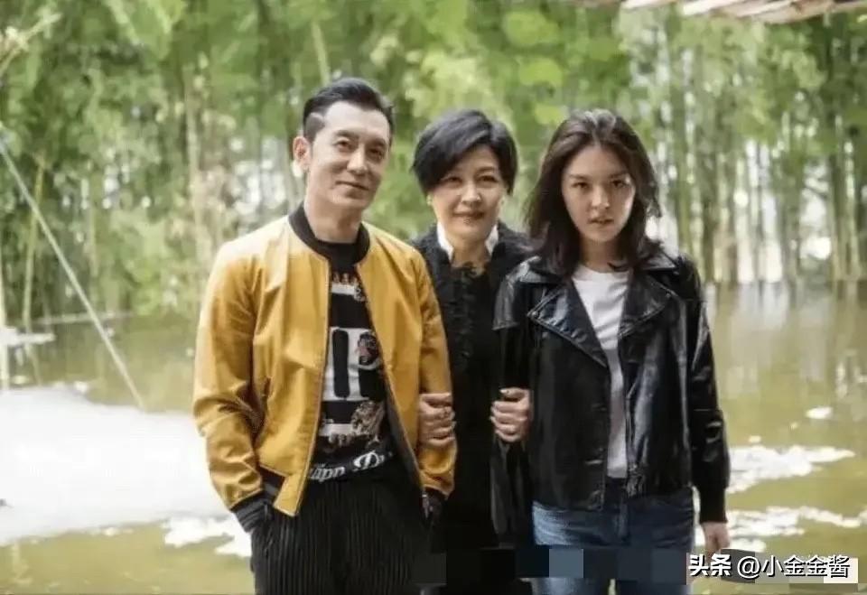 哈文母女，引发热议！

2018年，李咏在美国去世，留下遗言：“不要送回中国，就